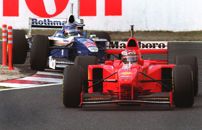 Jacques Villeneuve és Michael Schumacher csatázik a Japán Nagydíjon 1997-ben