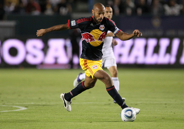 Thierry Henry vezeti a labdát a New York Red Bulls és a Los Angeles Galaxy mérkőzésén az MLS-ben 2011-ben