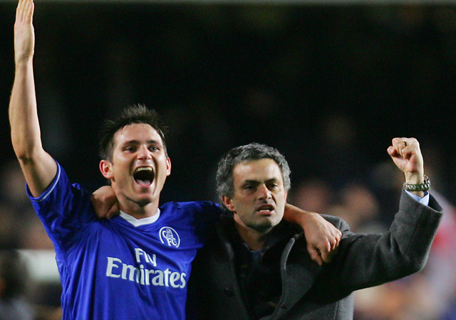 Frank Lampard és José Mourinho ünneplik a Chelsea bajnoki címét 2005-ben
