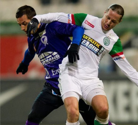 Maróti Béla küzd a Kecskemét játékosával a Ferencváros-Kecskemét bajnokin 2011 februárjában