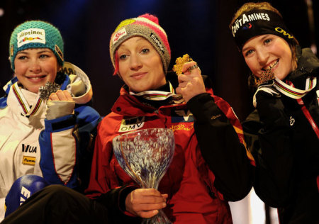 A női síugrás normálsáncversenyének dobogósai a 2011-es északi sí-vb-n