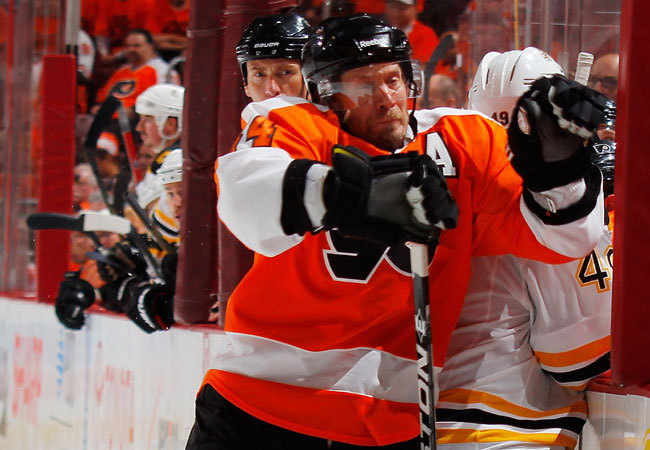 A Philadelphia Flyers és a Boston Bruins játékosa ütközik a két csapat NHL-meccsén a rájátszásban 2011 májusában