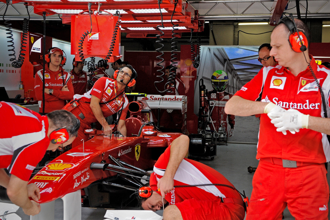A Ferrari Forma-1-es autóját szerelik a csapat szereplői - Fotó: AFP