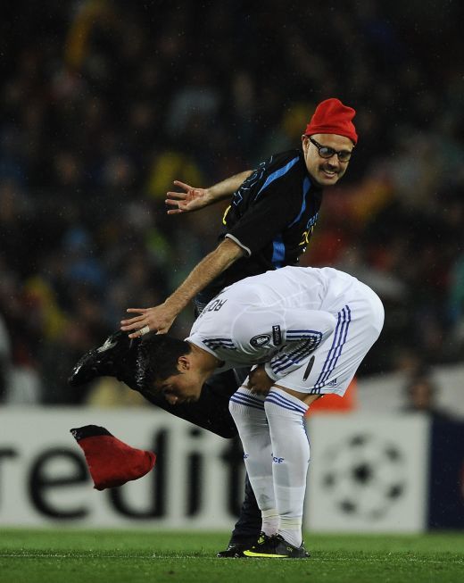 Jimmy Jump húzna sapkát Cristiano Ronaldo fejére a Barcelona-Real Madrid BL-meccsen