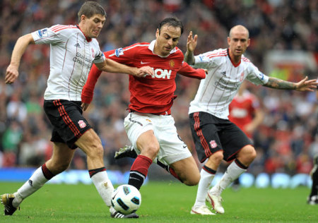 Gerrard, Berbatov és Meireles küzdenek a Manchester United-Liverpool bajnokin 2010 őszén