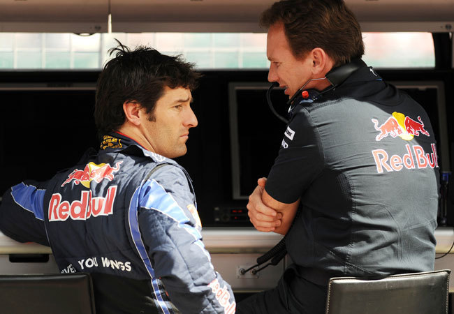 Mark Webber és Christian Horner beszélgetnek a Red Bull irányítópultjánál