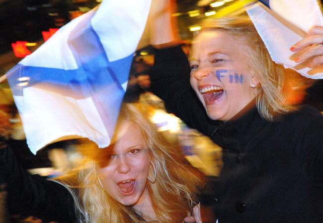 Finn szurkolók ünneplik a jégkorong-válogatott világbajnoki címét, amit a Svédország elleni döntőben szerzett meg 2011 májusában