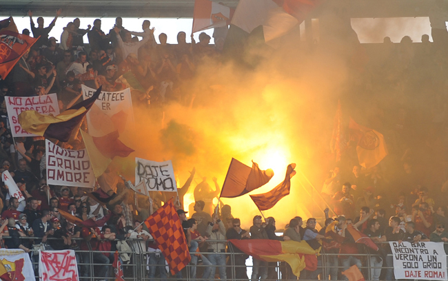 Roma-fanatikusok ünneplik a góljukat - Fotó: AFP