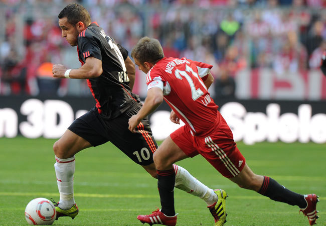 Renato Augusto és Philipp Lahm küzd a   Bayer Leverkusen és a Bayern München Bundesliga-mérkőzésén 2011-ben