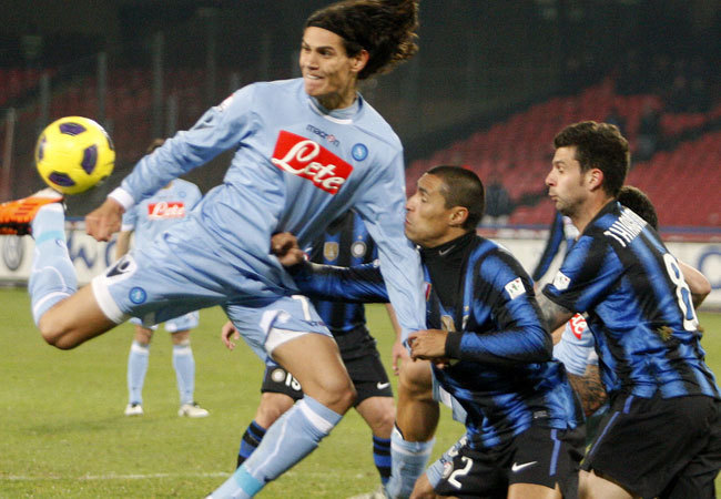 Edinson Cavani küzd Thiago Mottával és Cordobával a Napoli és az Inter Olasz Kupa-mérkőzésén 2011-ben