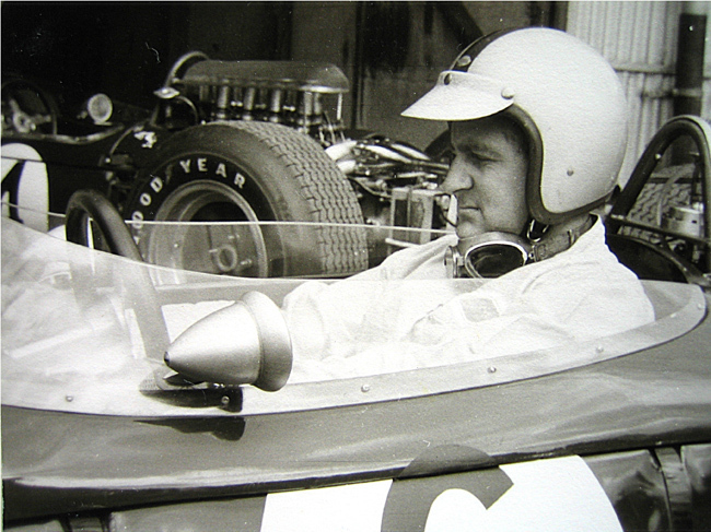 Az új-zélandi Denny Hulme egy Brabham volánjánál.