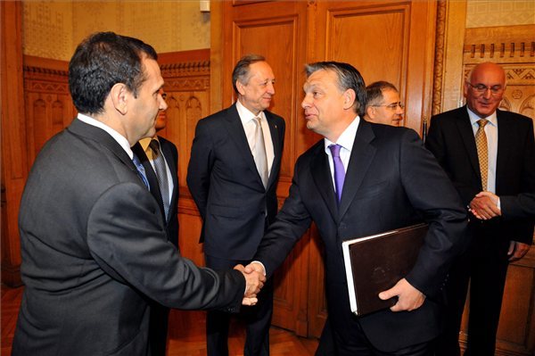 Orbán Viktor miniszterelnök (jobbra) fog kezet Gyárfás Tamással, a Magyar Úszószövetség elnökével - Fotó: MTI