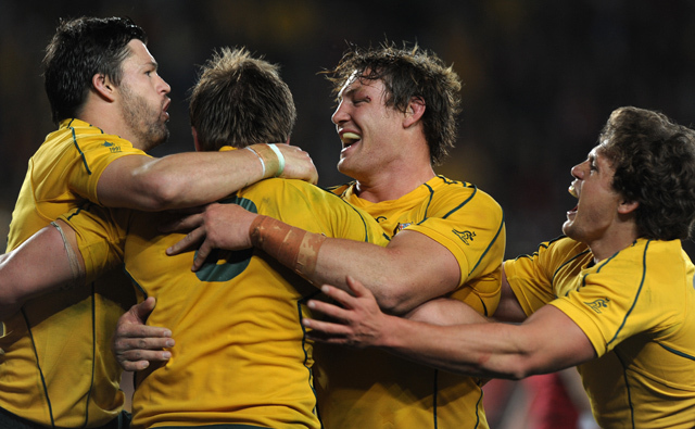 Az ausztrál rögbi-válogatott ünnepli a Wales felett aratott győzelmét az Új-Zélandi rögbi-vb bronzmeccsén