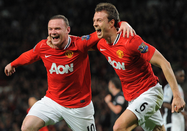 Wayne Rooney és Johnny Evans örülnek egy gólnak a Manchester United-Fulham mérkőzésen a Premier League-ben 2012-ben.