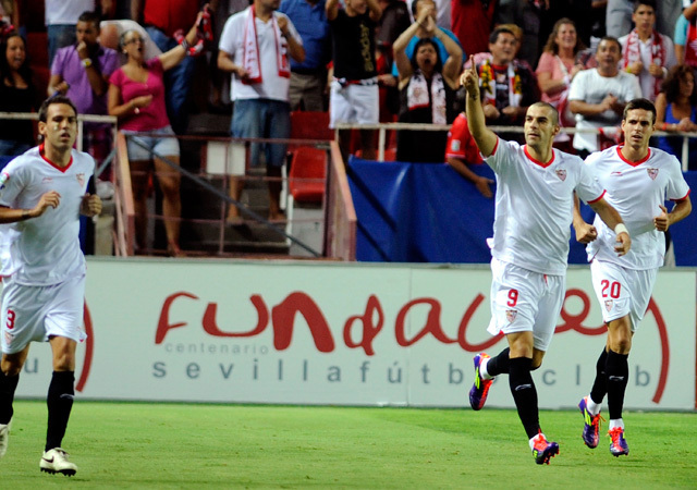 A Sevilla játékosai örülnek Negredo góljának a csapat mérkőzésén a Primera Divisiónban 2012-ben.