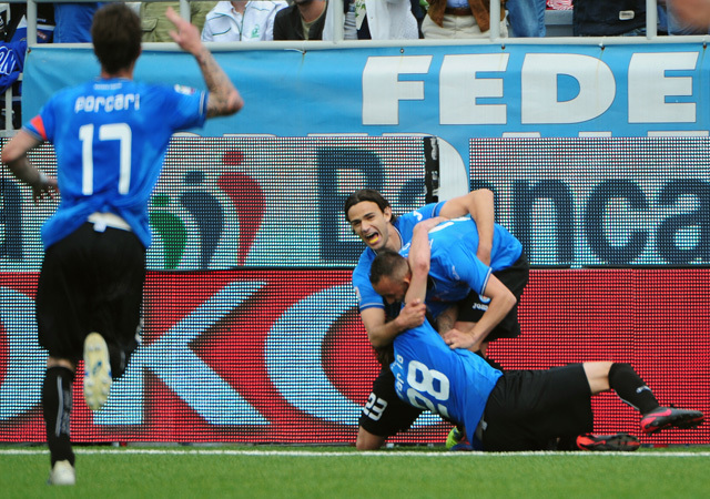 A Novara játékosai örülnek Mascara győztes góljának a Lazio elleni mérkőzésen a Serie A-ban 2012-ben.