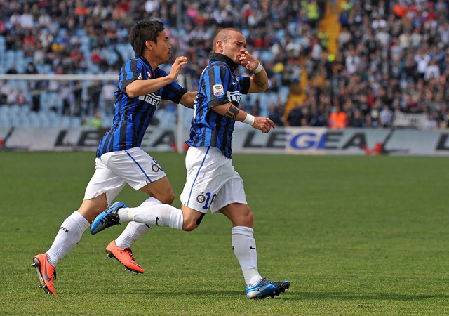 Wesley Sneijder ünnepli az Interben szerzett gólját az Udinese elleni Serie A-mérkőzésen.