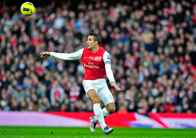 A legesélyesebbnek az Arsenal gólvágóját, Robin van Persie-t tartják a díjra