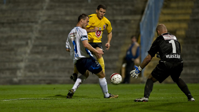 Alves küzd a ZTE védőivel - Fotó: www.vidi.hu