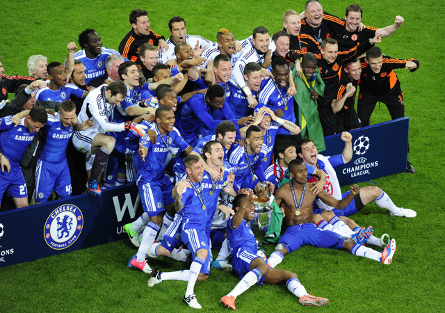 A Chelsea játékosai örülnek, miután a Bayern München ellen megnyerték a Bajnokok Ligája döntőjét az Allianz Arenában 2012-ben.