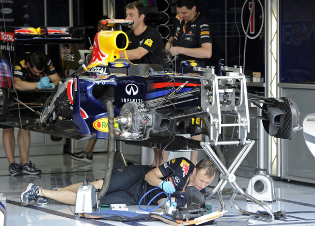 A Red Bull Renault szerelői építik az autót a Red Bull garázsában - Fotó: AFP