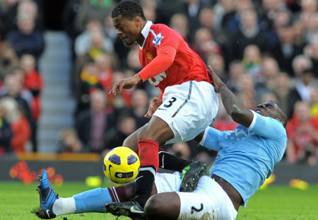 Evra és Richards küzdenek a Manchester United-Manchester City Premier League-mérkőzésen 2011 februárjában