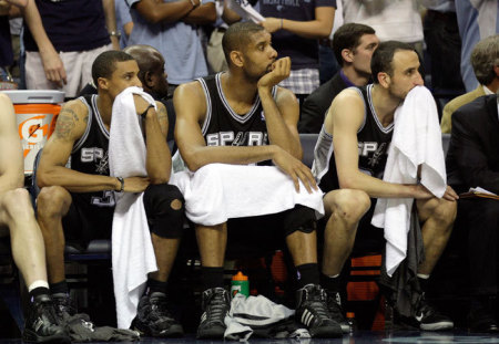 A San Antonio spurs játékosai, Mcdyess, Duncan és Ginóbili ülnek a kispadon a Memphis Grizzlies elleni NBA-rájátszás mérkőzésen 2011 áprilisában