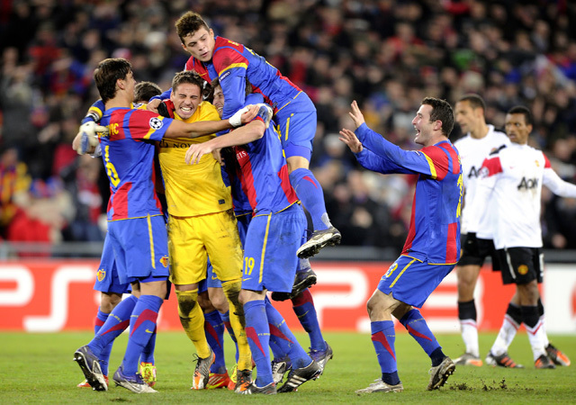 A Basel játékosai örülnek a Manchester United legyőzésének és a továbbjutásnak a Bajnokok Ligája C csoportjában 2011 decemberében