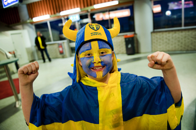Svéd szurkoló készül a svédországi kézilabda világbajnokság nyitómeccsére.