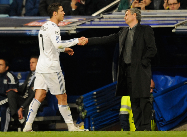 José Mourinho és Cristiano Ronaldo fog kezet, miután Ronaldo elhagyja a játékteret.
