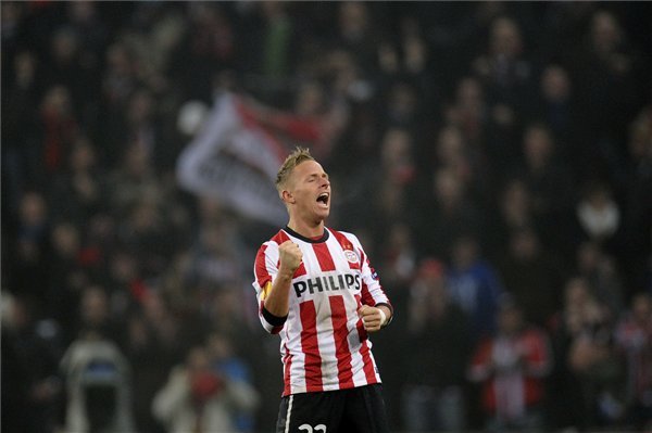 DZSUDZSÁK Balázs, a PSV Eindhoven holland labdarúgóklub magyar csatára gólját ünnepli Eindhovenben. A labdarúgó Európa Ligában a legjobb 32 között vívott PSV Eindhoven-Lille visszavágó mérkőzésen a hazai csapat 3-1-re legyőzte a Lille együttesét, így 5-3-as összesítéssel bejutott a legjobb 16 közé.