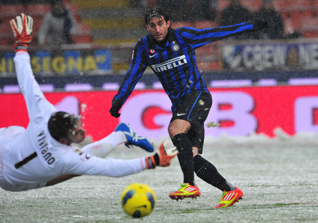 Diego Milito lő gólt a Palermo elleni mérkőzésen az Interben a Serie A-ban 2012-ben