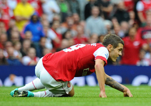 Jack Wilshire fekszik a földön az Arsenal egy mérkőzésén a Premier League-ben 2010-ben