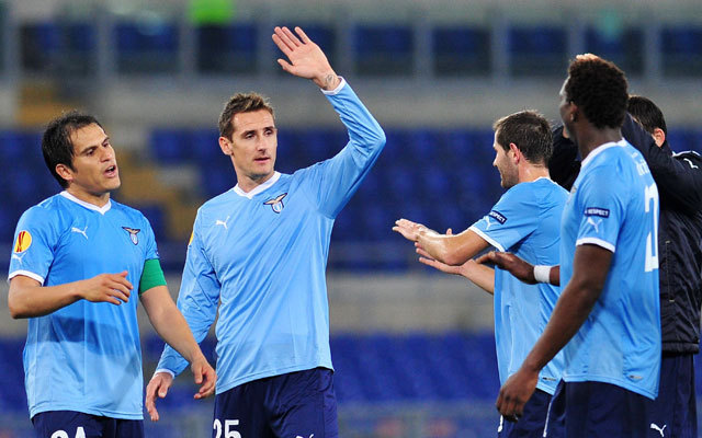 Miroslav Klose és a Lazio játékosai örülnek egy gólnak a Serie A-ban 2011-ben