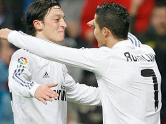Mesut Özil és Cristiano Ronaldo a Real Madrid játékosai 