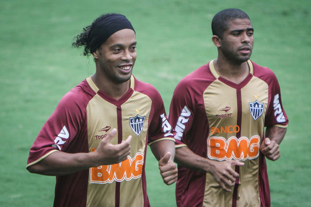 Ronaldinho immáron az Atlético Mineiro edzéseit látogatjam de korábbi csapattársa nem felejti el mit is ért el a Barcával