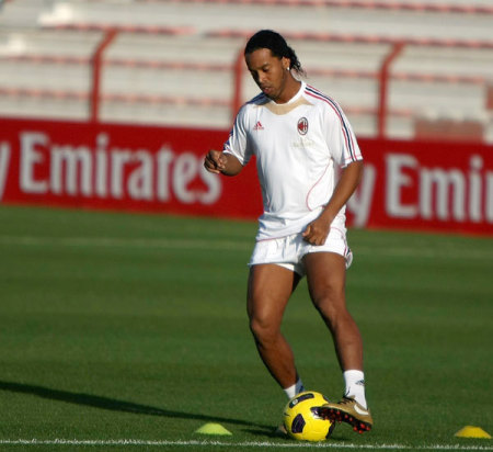 Ronaldinho a Milan dubaji edzőtáborában