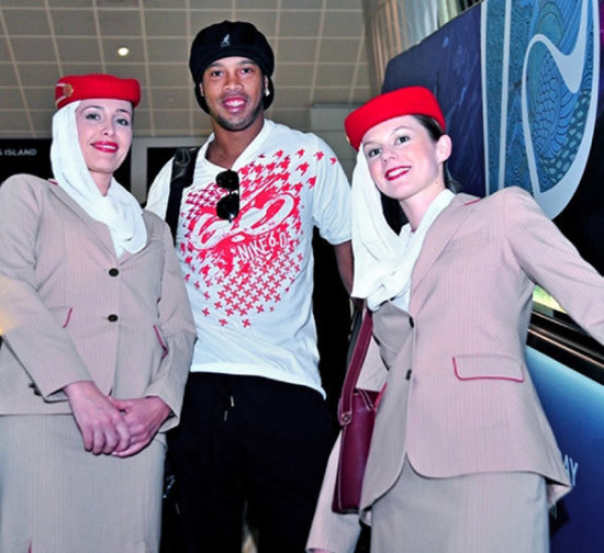 Ronaldinho stewardessekkel Dubajban
