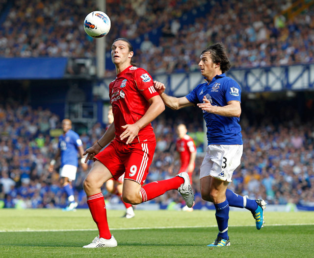 A Liverpool és az Everton játékosa küzd a labdáért a két csapat mérkőzésén a Premier League-ben 2011-ben.