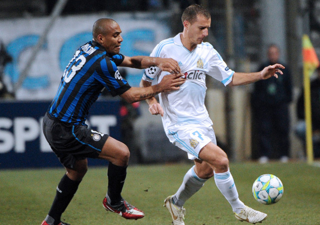 Az Inter és a Marseille játékosai küzdenek a két csapat Bajnokok Ligája-mérkőzésén 2012-ben Marseille-ben.