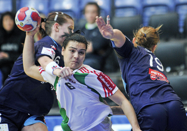 Vértenn Orsolya tör kapura a magyar női kézilabda-válogatott egyik mérkőzésén 2010-ben.