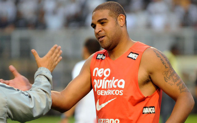 Adriano köszönti egy társát a brazil bajnokság egyik mérkőzésén 2011-ben.