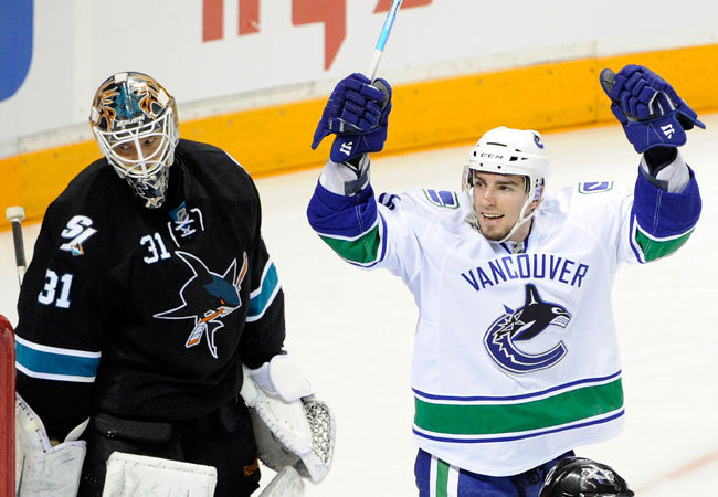 Antti Niemi, a San Jose Sharks kapusa és Alexandre Burrows, a Vancouver Canucks csatára a két csapat NHL-mérkőzésén a 2011-es rájátszásban