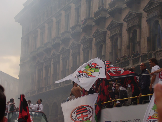 A Milan játákosai ünneplik a bajnoki címet a Dóm téren. 
