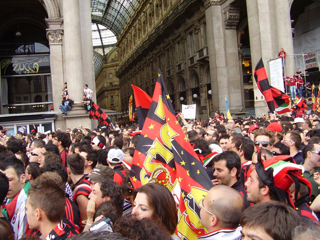 A Milan szurkolói a Dóm téren ünneplik a csapat bajnoki címét. 