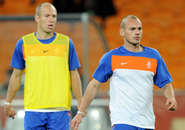 Arjen Robben és Wesley Sneijder vesznek részt a holland válogatott edzésén 2010-ben