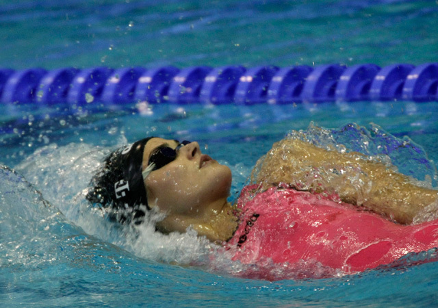 Jakabos Zsuzsanna úszik a női 400 méteres vegyesúszás döntőjében a debreceni úszó Európa-bajnokságon 2012-ben.