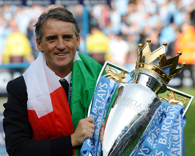Roberto Mancini a Premier League trófeájával, miután a Manchester City megnyerte a bajnokságot 2012-ben.