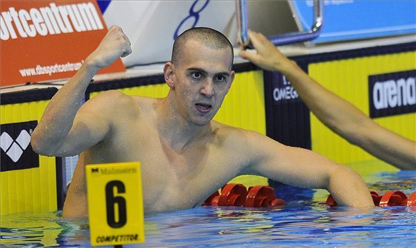 A győztes Cseh László ünnepel a medencében, miután megnyerte a férfi 200 méteres pillangóúszás döntőjét a 31. úszó Európa-bajnokságon, a Debreceni Sportuszodában. MTI Fotó: Illyés Tibor