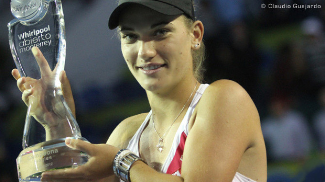 A 18 éves teniszezőnő végig stabilan játszva, két szettben győzte le Alexandra Cadantut élete első döntőjében.